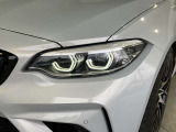 LEDヘッドライト 先進のLEDテクノロジーを採用。キセノンライトを上回るコントラストで明るく輝きます。夜間や悪天候時の日中でも優れた視野性を発揮し安全性と快適性を高めます。