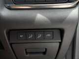 【ドライビングポジションメモリー】運転席シート位置などを記憶させることができます。運転交代の際もストレスフリーですね♪