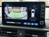 後退時に車両の後ろ側をモニター画面に表示します。車庫入れなどでバックする際に後方確認ができて便利です。車庫入れが苦手な人もこれで安心。