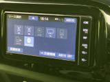 AM・FMやディスク、テレビ、Bluetoothなど、複数の音源を画面から選択できます。使いたいソースを見分けやすく、日々の移動中も好みに合わせて楽しめます。
