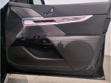 車の乗り降りの際に必ず触るドアハンドルです。使用感が気になる方はお気軽にお申し付けくださいませ。