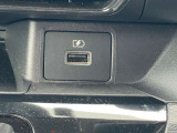 運転席と助手席用にUSB充電ポートも装備されております。