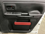 運転席ドアの内側デザインとパワーウィンドウスイッチです