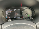 メーターディスプレイにて、運転支援システムの設定変更が可能です。併せて表示されているのが、入庫時の走行距離になります。