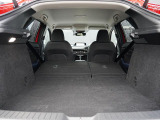 大型のスーツケースや、一般的なベビーカーが積み込める実用的な広さを備えたラゲッジルームです。後部座席を倒せばたくさんの荷物を積めるフラットなラゲッジスペースになります。