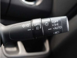 【オートライト】車外の明るさに応じて自動で点灯します。手動で点灯/消灯させることもできます。