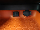 充電用USB端子付き。スマートフォンなどの充電に便利です。