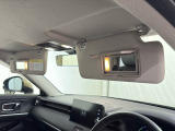 ★【あると便利な装備】運転席・助手席サンバイザー内側ライト付きミラー+マップランプが装備されています