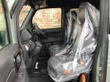 長時間の運転でも疲れにくい運転席シートと、足元へフラットに収納できる助手席シートです。