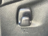 お買い物フック付き!運転席から手が届きやすい位置にあるので、ゴミ袋をかけておく方も多いですよ!