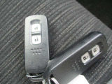 スマートキーを身に着けていれば、ドアハンドルのボタンを押すだけでドアのロック、アンロックが行なえます。キーを差し込まないので両手が塞がっていても開閉が出来ます♪