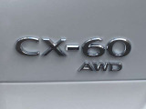 【AWD】前輪と後輪すべてに駆動力を配分し、悪路や滑りやすい路面でも安定した走行を可能にするシステムです。