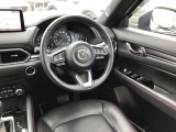 ドライバーが心に余裕をもって運転に集中できること、助手席や後席からもすっきりと前を見通せる空間の起点となり、全員が安心してドライブを楽しめることをモットーにシンプルなレイアウトとなっています。