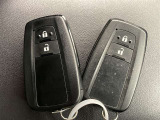 ドアの開閉時、両手が荷物で塞がっている時はキーレスでのカギの解除が大変ですよね。スマートキーはポケットやバッグに入れておけば、ノブに触れただけでロックの解除が可能です。とても便利な機能です。