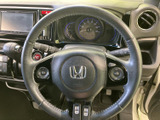 操作しやすい設計で、安全運転をサポートします。デザインも洗練されており、車内の雰囲気を引き立てます。