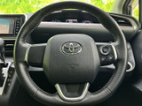 握りやすく操作しやすいステアリング。インパネ操作系のスイッチも配置されており、運転中の細かな操作もスムーズに行えます。