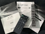 メンテナンスノート、取扱説明書ですね。 車の情報が凝縮されています。 車の整備記録が記載されている大事な物ですよ。