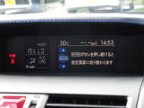 小さなモニターには車両情報が表示されます。