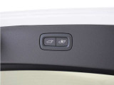 テールゲートには、スイッチ一つで開閉可能な電動開閉機能を装備。また、リアバンパーの下で足を動かすだけで開閉できる、ハンズフリー・オープニング/クロージング機構も搭載しています。