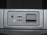 【充電用ポート】2口装備。スマートフォンなどを2台同時に充電でき、移動中のバッテリー切れ対策に便利です。家族や友人とのお出かけ、長距離ドライブで活躍します。