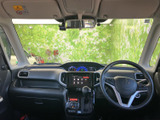 運転席まわりは前方の見通しがよく、周囲を確認しやすいレイアウトです。黒を基調とした室内は落ち着きがあり、助手席側にもゆとりを感じられる空間です。