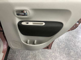 【運転席ドア】収納ポケットがあります。