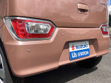 後退時ブレーキサポートを搭載。リヤバンパーに内蔵されたソナーで後方の障害物を検知します。