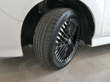 フロントタイヤの溝も十分に残っております。タイヤサイズは215/50R17となっております。