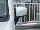 狭い駐車場でも安心。スイッチ操作だけでドアミラーの格納展開が可能。電動格納式リモコンドアミラー!
