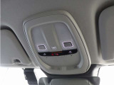 ルーフにあるボタンは、車両が始動しない場合、パンクした場合、または事故に遭った場合などの緊急時に支援の要請に使用できるため、安心感を高めることができます。
