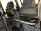 運転席・助手席の背もたれには、2列目シート用にカップホルダー付きの「格納式のシートバックテーブル」を装備しています。休憩時のちょっとした時間などカップを置いたり、小物置きに使えて便利です。