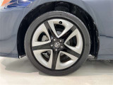 純正アルミホイールが車の雰囲気を引き立てますね!