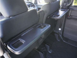 【後席用テーブル】ドリンクホルダーが付いた折りたたみ式のパーソナルテーブルです。運転席・助手席のシートバックに装備しているパーソナルテーブルです。
