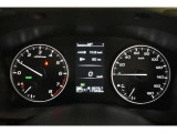 メーター中央にはカラー液晶画面が備えられ、車のインフォメーションを簡単に把握できます。