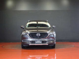 マツダCX-5のフロントマスクは、立体感のあるグリルと精悍なヘッドランプが上質な存在感を演出します。魂動デザインによる洗練された風格と力強さを兼ね備えた姿を、ぜひ店頭でお確かめください。