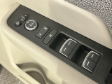 運転席のスイッチで全てのウィンドウの開閉操作を行うことができます。ロックボタンをONにしておくと、運転席以外のウィンドウは作動しないのでお子様を乗せているときなども安心ですね♪