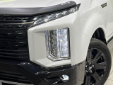 【LEDヘッドライト】悪天候や夜間走行時も良好な視界を確保し安心して運転できる高輝度LEDヘッドライトを装備!点灯速度が早く、消費電力も抑えられています。