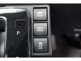 【ecoモード・EVモード切替スイッチ】燃費を重視した【ecoモード】や夜間や早朝・住宅街などでご使用いただくことが多い【EVモード】に切り替えるときには運転席横のスイッチを使用します。