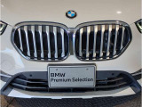 【BMWの伝統】BMWの特徴的な&ldquo;キドニーグリル&rdquo;は、80年以上続く伝統の形でございます。変わらないこだわりのデザインが、プレミアムブランド&ldquo;BMW&rdquo;を創り出します。