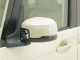 ◆ドアミラーウインカー◆ドアミラーにウインカーを装備しています。対向車に自身の進行方向を合図し安全に運転できます。