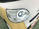 白く明るい光で夜間走行をサポートするLEDヘッドランプを搭載