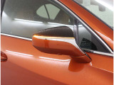 走行中、ドアミラーでは確認しにくい後側方エリアに存在する車両を検知し、ドアミラーのインジケーターが点灯するブラインドスポットモニター装備しています