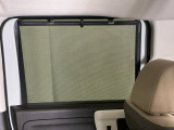 ロールサンシェイドは、太陽光を防ぐので冷房の効きを良くする効果もあるんです。エアコンを控えめにすれば燃費向上も期待できます
