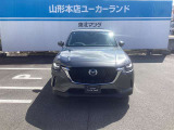 堂々としながらもエレガントなフロントフェイス。静かに佇む姿は、マツダが創造した驚くほど美しいSUVの新しい顔です。