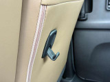 運転席シートバックにフック装備