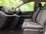運転席への乗り降りが楽な設計。スムーズな乗降で、快適なドライビングをサポートします。