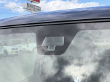 【スズキ セーフティサポート】走行中に前方の車両等を認識し、衝突しそうな時は警報とブレーキで衝突回避と被害軽減をアシスト。より安全にドライブをお楽しみいただけます。