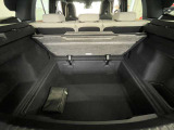 トランクボード下にもしっかりと荷物が積み込める便利な収納スペース。トランクを2段に使用でき、荷物の整理がしやすくなっております。