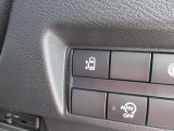 助手席側のスライドドアは運転席から指一本で開閉可能です。さらに外からは足で開閉できるオートハンズフリースライドドア付きなので両手がふさがっていても大丈夫です。