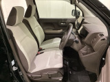 女性でも運転がしやすいようにシートの高さ調整機能(シートリフター)がついています。座面も厚みがあり背もたれも高く、ゆったりくつろいでお乗りいただけるシートです。
